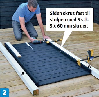 Ute dusj: Legg den første siden og stolpene på en plan overflate Ute dusj: Legg den første siden og stolpene på en plan overflate